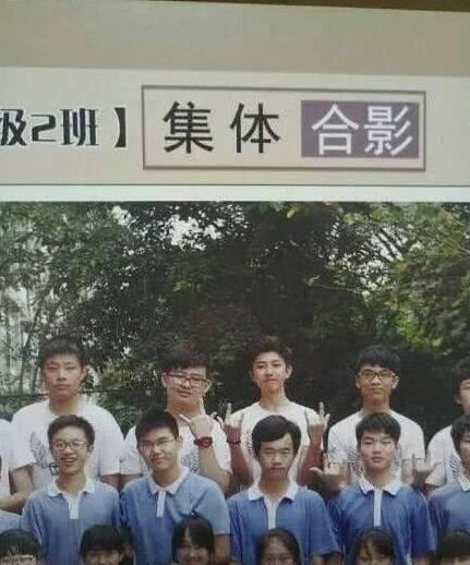 蔡徐坤上學(xué)照片曝光，到底有沒有整容一目了然了