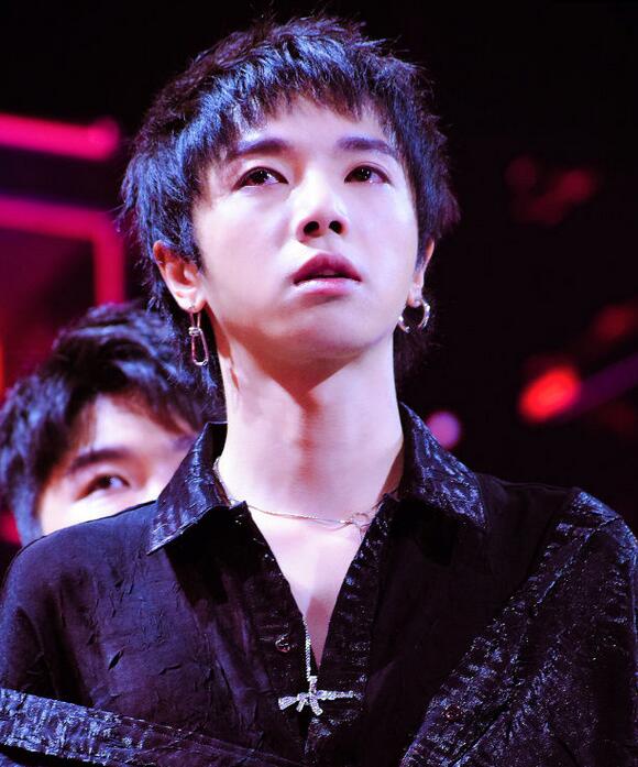 華晨宇整容前后照片 華晨宇做了下頜角整形？