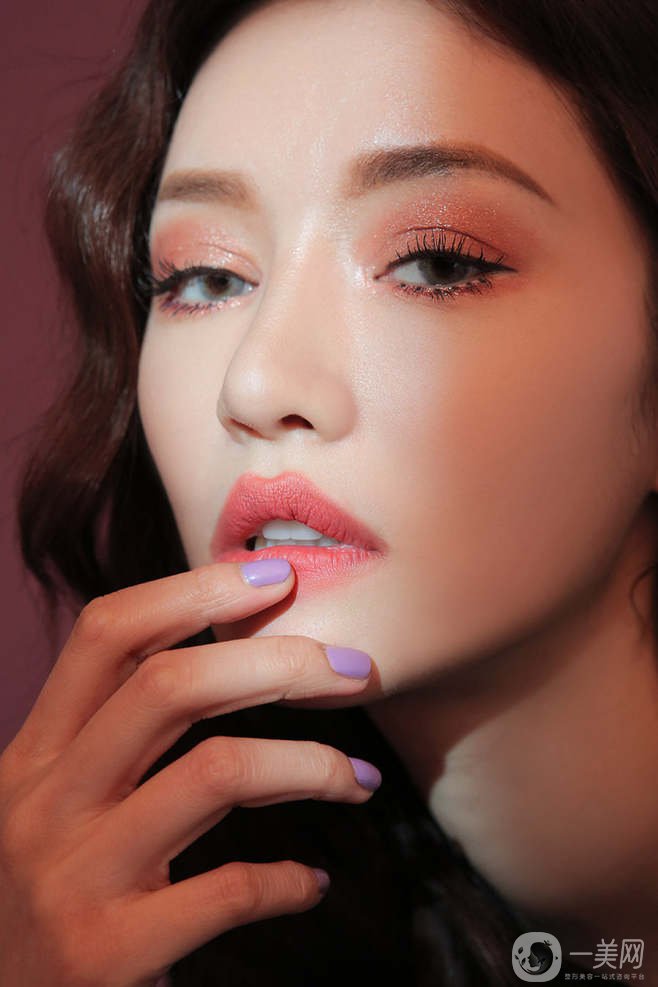 關于眼睛眼皮的單雙問題，真的是審美各異了，有的人覺得單眼皮會顯得更有個性，而雙眼皮會覺得萌萌噠，但在大多數(shù)人的眼里，還是覺得雙眼皮的眼睛更能放電，更好看有魅力，所以雙眼皮手術做的也越來越多，*常見的就是*割雙眼皮手術了，*迫切的問題，*割雙眼皮的價格要多少錢呢?