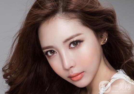 假體隆鼻整容費(fèi)用大概多少？