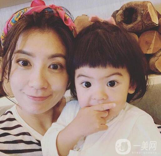 賈靜雯、迪麗熱巴的雙眼皮是不是割的 看了這個(gè)你就明白了