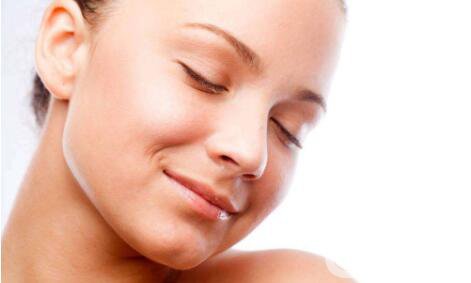 　　就拿常見的去法令紋來說，它的手術(shù)方式也分為了幾種，如：*去法令紋、自體脂肪去法令紋、玻尿酸去法令紋等等，同樣，對應(yīng)的項(xiàng)目價(jià)格也是不一樣的，*去法令紋的價(jià)格相對而言要較高一些，價(jià)格一般在2000-10000之間，玻尿酸去法令紋的價(jià)格在4000-10000之間，當(dāng)然以上的價(jià)格只供參考哦，因?yàn)閮r(jià)格也是根據(jù)醫(yī)院的情況和城市地區(qū)來定的。