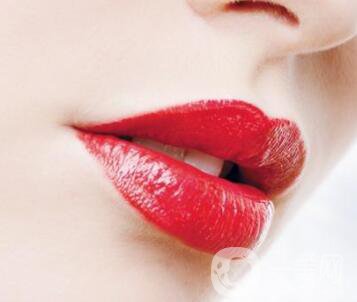 看看打玻尿酸豐唇腫脹圖片 玻尿酸豐唇多久消腫