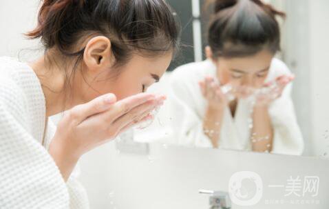 黑頭的原因是什么?該如何預(yù)防和調(diào)節(jié)黑頭?