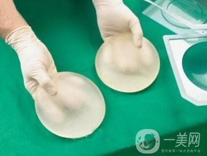 假體隆胸的技術(shù)目前已經(jīng)比較成熟，有些愛美的女士在胸部位置，想要借助假體，來擴(kuò)大胸部的*果。 為了讓自己能夠突出獨(dú)特象征的身材，想到的方法就是選擇進(jìn)行假體隆胸手術(shù)，通過做假體隆胸手術(shù)，可以讓我們擁有傲人的身姿。毛面隆胸假體外層有組紋，有種磨砂的手感，它的其在特點(diǎn)是可允許組織粘在表面，這樣*降低包膜縮小的可能，其中相對價格比其他的貴一些。