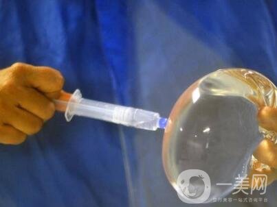 假體隆胸的技術(shù)目前已經(jīng)比較成熟，有些愛美的女士在胸部位置，想要借助假體，來擴(kuò)大胸部的*果。 為了讓自己能夠突出獨(dú)特象征的身材，想到的方法就是選擇進(jìn)行假體隆胸手術(shù)，通過做假體隆胸手術(shù)，可以讓我們擁有傲人的身姿。毛面隆胸假體外層有組紋，有種磨砂的手感，它的其在特點(diǎn)是可允許組織粘在表面，這樣*降低包膜縮小的可能，其中相對價格比其他的貴一些。