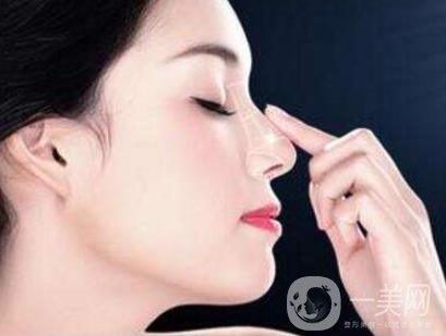  現(xiàn)在的女性大都愛美，都希望擁有白皙細(xì)膩的皮膚，但往往不受人自身的意志所控制，在臉上長出各種各樣或多或少的斑點(diǎn)。那么斑是怎么形成的呢？它的形成既有內(nèi)部原因也有外部因素的影響。當(dāng)一個人處于高壓力的狀態(tài)下，或新陳代謝較為緩慢，內(nèi)分泌失調(diào)，家族遺傳等因素都會形成色斑，外部原因諸如紫外線照射，不良的清潔習(xí)慣等都是生成色斑的因素。 在各種祛斑方式里。激光祛斑也成了多數(shù)深受其影響之人的選擇，那么做此選擇之人*為關(guān)心的問題就是激光祛斑好嗎？我們下面了解下激光祛斑。 激光祛斑的原理是細(xì)胞中的黑色素快速吸收激光后，產(chǎn)生極高的溫度，來粉碎氣化后的黑色素，*終被自身的吞噬細(xì)胞吞噬、清除，從而排出體外，激光祛斑就是用不同的激光在斑點(diǎn)部位透過表層皮膚直接作用于黑色素細(xì)胞，將其破壞排出。由于色斑種類不同，進(jìn)行的手術(shù)次數(shù)也不同。 不同波長的激光針對不同的色斑，產(chǎn)生的能量也各不相同，對疼痛的刺激也不盡相同，有的需要打麻藥或敷麻藥，有的則可直接進(jìn)行調(diào)節(jié)，視情況的不同或者患者自身實(shí)際需求做出相對應(yīng)的調(diào)節(jié)手術(shù)。 激光祛斑法是具有針對性的，相對更*一些。只有病變的細(xì)胞才會吸收與其相對應(yīng)的激光，而其余無斑點(diǎn)的皮膚是不會受損傷的，因而正常情況下激光祛斑是不會在皮膚上留疤痕的。先進(jìn)的激光技術(shù)還可以做到控制激光所到達(dá)的皮膚深度，脈沖可調(diào)節(jié)，從而能夠降低皮膚的損傷程度到*低程度。采用激光祛斑術(shù)后，不僅能清除面部斑點(diǎn)，同時光子具有嫩膚特性，利用這一特性還可改良膚質(zhì)，消除細(xì)小皺紋的作用。 但不得不說的是，任何手術(shù)都是有風(fēng)險的，有可能會引發(fā)并發(fā)癥。建議愛美者選擇可靠的醫(yī)療機(jī)構(gòu)進(jìn)行祛斑手術(shù)，降低風(fēng)險祛斑手術(shù)的*性。