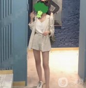 雖然我的面部五官長(zhǎng)得挺好看的，但是我的身材就有些不理想了，尤其是大腿上
