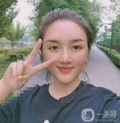 在我剛剛做完面部提升手術(shù)出來(lái)的時(shí)候，自己的臉部包裹著紗布，戴著頭套