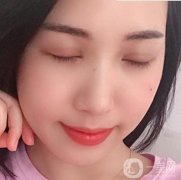 和醫(yī)生了解完之后，我就準備要開始手術(shù)啦，醫(yī)生根據(jù)我眼睛周圍的一些情況制