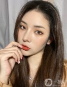 拉皮手術(shù)做完的時(shí)候，醫(yī)生也是叮囑了一些事項(xiàng)，整個(gè)頭飾又頭套包裹著的，不