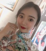 其實(shí)仔細(xì)看我的皮膚，雖然面部松弛還不是特別嚴(yán)重，但是仔細(xì)看會(huì)有很多明顯