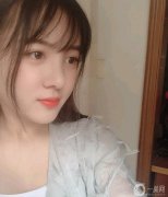 終于得到了夢寐以求的雙眼皮手術(shù)，因為原來的雙眼皮太薄，兩邊的雙眼皮太丑