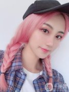 拿出和沒有做眼綜合手術(shù)之前的照片進(jìn)行對比，差別實在是太大了