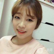 本人的皮膚還是嫩滑的，就是皮膚嚴(yán)重的下垂，使整個(gè)臉也是越來越老