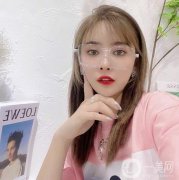 現(xiàn)在的我是在醫(yī)院里做了面部拉皮手術(shù)，終實(shí)現(xiàn)現(xiàn)在自己的年輕漂亮的樣子