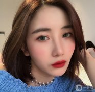 我用棉簽擦了擦鼻子，做了一些術(shù)后護(hù)理